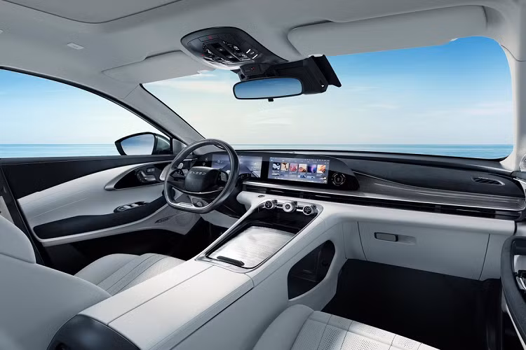 Bên trong khoang nội thất của Exeed Lingyu 2023 đã được tối ưu hóa hoàn toàn. Trong khi vẫn giữ phong cách thiết kế đơn giản và thanh lịch, các chi tiết đã được điều chỉnh để làm cho nó có kết cấu hơn. Màn hình cong kiểu vòm Galaxy 24,6 inch mới có độ phân giải cao hơn, mang đến sự sang trọng cho khoang lái.
