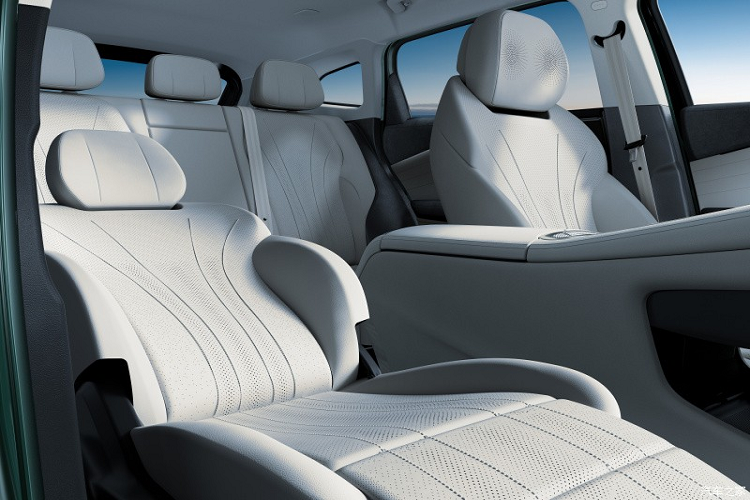 Nội thất màu trắng bạc và đen bạc trang nhã độc quyền, kết hợp với 256 đèn xung quanh thay đổi màu liên tục và đèn xung quanh LED phát trực tiếp, cũng như các hiệu ứng đa chế độ như chế độ chào mừng, chế độ tốc độ, chế độ lái xe và nhịp điệu âm nhạc, tạo ra một bầu không khí nội thất.Trang trí cảm giác cuối cùng của bầu không khí và sự sang trọng.