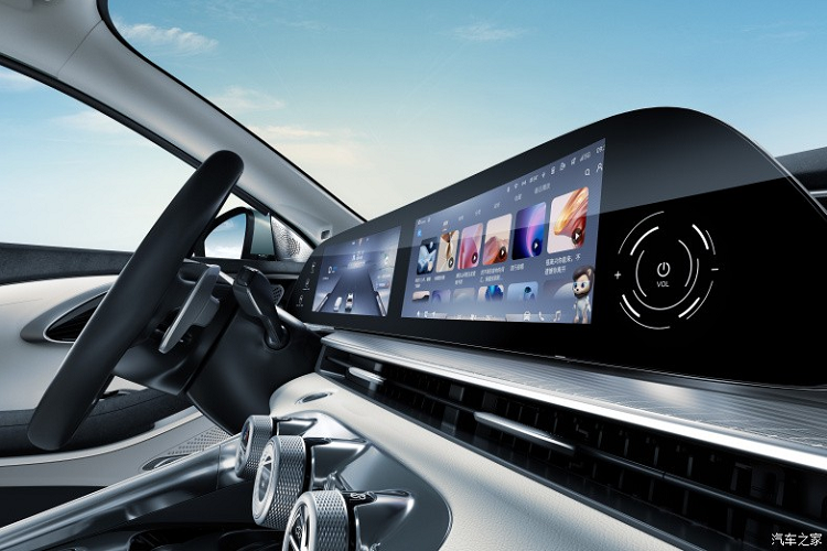 Chiếc xe Exeed Lingyu 2023 được trang bị chip Qualcomm Snapdragon 8155 hàng đầu dành cho xe hơi và hệ sinh thái Lion 5.0, giúp tăng cường đáng kể các thuộc tính thông minh của chiếc xe. Ngoài ra, xe còn cung cấp các chức năng tiện ích như chìa khóa kỹ thuật số Bluetooth và sạc không dây cho điện thoại di động.