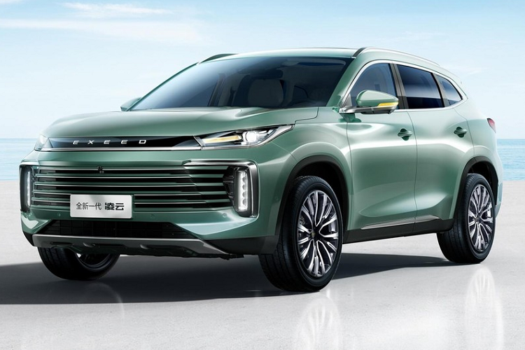 Về ngoại hình, Exeed Lingyu 2023 của Trung Quốc tiếp tục ngôn ngữ thiết kế hướng đến gia đình, hình dáng xe vừa thanh lịch vừa năng động. Các chi tiết đầu xe được điều chỉnh lại, dải trang trí mạ crom được bổ sung trên lưới tản nhiệt trước, lưới tản nhiệt kích thước lớn kết hợp với dải đèn LED chạy ban ngày dạng xuyên thấu đơn giản, trang nhã mà không mất đi vẻ bề thế.