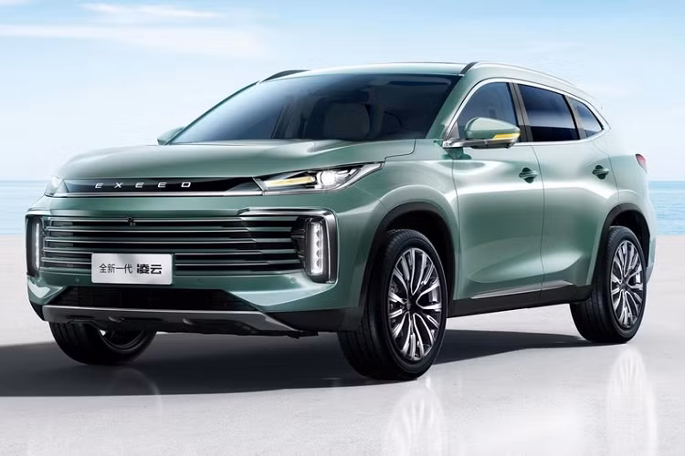 Về ngoại hình, Exeed Lingyu 2023 của Trung Quốc tiếp tục ngôn ngữ thiết kế hướng đến gia đình, hình dáng xe vừa thanh lịch vừa năng động. Các chi tiết đầu xe được điều chỉnh lại, dải trang trí mạ crom được bổ sung trên lưới tản nhiệt trước, lưới tản nhiệt kích thước lớn kết hợp với dải đèn LED chạy ban ngày dạng xuyên thấu đơn giản, trang nhã mà không mất đi vẻ bề thế.