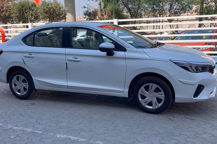 Trong khi đó, động cơ của Honda City 2023 bản tiêu chuẩn cũng là máy xăng 4 xi-lanh, hút khí tự nhiên, dung tích 1.5L, tạo ra công suất tối đa 121 mã lực và mô-men xoắn cực đại 145 Nm. Ở bản tiêu chuẩn, động cơ này kết hợp với hộp số sàn 6 cấp và tiêu thụ lượng xăng trung bình 17,8 km/lít (khoảng 5,61 lít/100 km).