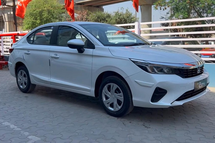 SV vốn là bản trang bị mới của dòng xe Honda City tại thị trường Ấn Độ. Sự xuất hiện của bản SV này giúp xe có giá "mềm" hơn, tiếp cận được nhiều khách hàng ở thị trường Ấn Độ hơn. Bên ngoài, Honda City SV 2023 mới sở hữu thiết kế khá giống với bản V và VX cao cấp hơn.