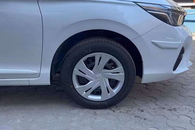 Đằng sau Honda City 2023 bản tiêu chuẩn vẫn là đèn hậu LED tương tự các bản cao cấp hơn. Tuy nhiên, bản tiêu chuẩn không có bộ khuếch tán gió thể thao như bản cao cấp nhất.