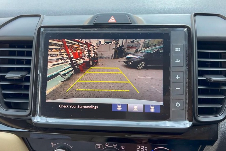 Camera lùi đa góc, cảm biến đỗ xe phía sau, hệ thống chống bó cứng phanh ABS, phân bổ lực phanh điện tử EBD, cân bằng điện tử, kiểm soát lực kéo, hỗ trợ khởi hành ngang dốc, cảnh báo áp suất lốp và móc ghế trẻ em.