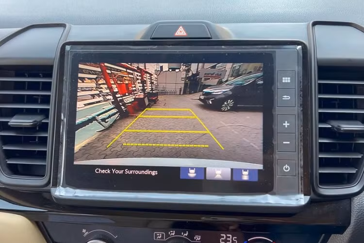 Camera lùi đa góc, cảm biến đỗ xe phía sau, hệ thống chống bó cứng phanh ABS, phân bổ lực phanh điện tử EBD, cân bằng điện tử, kiểm soát lực kéo, hỗ trợ khởi hành ngang dốc, cảnh báo áp suất lốp và móc ghế trẻ em.