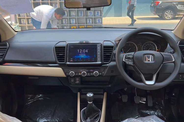 Một thiếu sót nữa của Honda City 2023 bản tiêu chuẩn chính là gói công nghệ an toàn chủ động Honda Sensing, camera cập lề Honda LaneWatch và phanh đĩa trên 4 bánh. Thay vào đó, bản SV này chỉ có 4 túi khí, phanh đĩa trước/phanh tang trống sau