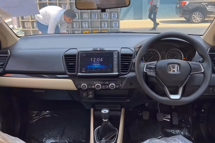 Một thiếu sót nữa của Honda City 2023 bản tiêu chuẩn chính là gói công nghệ an toàn chủ động Honda Sensing, camera cập lề Honda LaneWatch và phanh đĩa trên 4 bánh. Thay vào đó, bản SV này chỉ có 4 túi khí, phanh đĩa trước/phanh tang trống sau