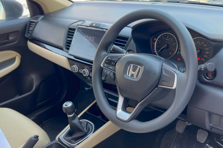 Màn hình cảm ứng trung tâm 8 inch, hỗ trợ kết nối Android Auto/Apple CarPlay có dây, hệ thống âm thanh 4 loa, cửa sổ đóng/mở tự động và chống kẹt bên ghế lái. Thêm vào đó là khởi động nút bấm, hệ thống điều hòa tự động với hệ thống lọc bụi mịn PM2.5 và phấn hoa.