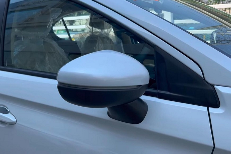 Bên trong Honda City 2023 bản SV ở thị trường Ấn Độ là không gian nội thất phối 2 màu tương phản khá thanh lịch. Trong đó, ghế của xe được bọc bằng nỉ màu be.