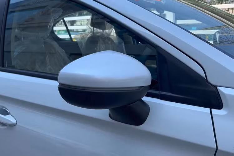 Bên trong Honda City 2023 bản SV ở thị trường Ấn Độ là không gian nội thất phối 2 màu tương phản khá thanh lịch. Trong đó, ghế của xe được bọc bằng nỉ màu be.