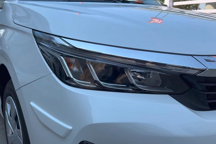 Một điểm khác biệt nữa của Honda City 2023 bản tiêu chuẩn so với các bản còn lại là vành la-zăng. Theo đó, bản tiêu chuẩn chỉ dùng vành thép có đường kính 15 inch với ốp la-zăng màu bạc.