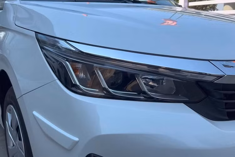 Một điểm khác biệt nữa của Honda City 2023 bản tiêu chuẩn so với các bản còn lại là vành la-zăng. Theo đó, bản tiêu chuẩn chỉ dùng vành thép có đường kính 15 inch với ốp la-zăng màu bạc.