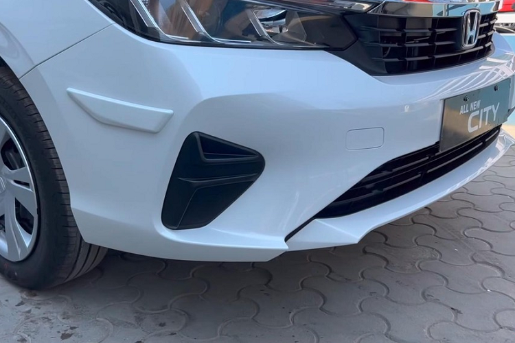 Thêm vào đó là anten vây cá trên nóc và tay nắm cửa/ốp gương ngoại thất sơn cùng màu thân xe. Gương chiếu hậu của xe có tính năng gập điện, chỉnh điện và tích hợp đèn báo rẽ.