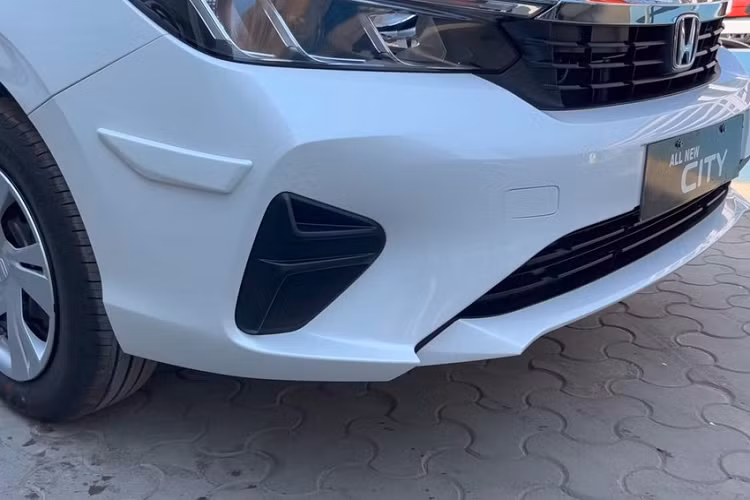 Thêm vào đó là anten vây cá trên nóc và tay nắm cửa/ốp gương ngoại thất sơn cùng màu thân xe. Gương chiếu hậu của xe có tính năng gập điện, chỉnh điện và tích hợp đèn báo rẽ.