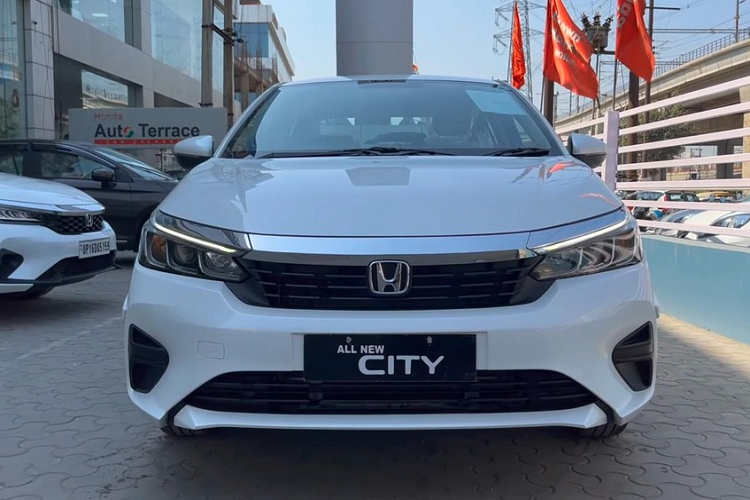 Phần đầu xe sedan Honda City SV 2023 tại Ấn Độ cũng có lưới tản nhiệt với những nan nằm ngang bên trong... và đèn pha projector LED. Đèn pha nằm giữa 2 bóng đèn Halogen, được tách riêng với nhau bằng nẹp hình chữ "L". Ngoài ra, đèn pha còn được tích hợp dải đèn LED định vị ban ngày.