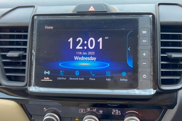 Ghế sau của Honda City SV 2023 có bệ tì tay tích hợp 2 hộc đựng cốc... và cửa gió điều hòa. So với các bản cao cấp, Honda City SV 2023 thiếu những trang bị như ghế bọc da, tính năng kết nối Android Auto/Apple CarPlay không dây