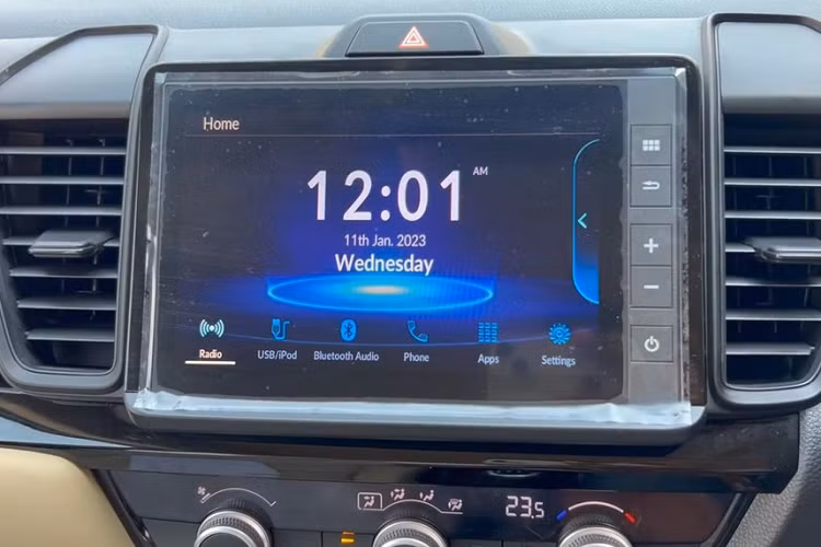 Ghế sau của Honda City SV 2023 có bệ tì tay tích hợp 2 hộc đựng cốc... và cửa gió điều hòa. So với các bản cao cấp, Honda City SV 2023 thiếu những trang bị như ghế bọc da, tính năng kết nối Android Auto/Apple CarPlay không dây