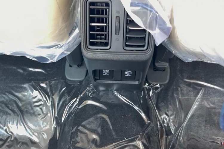 Tay nắm cửa mạ crôm bên trong, chìa khóa thông minh, lẫy chuyển số sau vô lăng, bảng đồng hồ kỹ thuật số 7 inch, cửa sổ trời, sạc điện thoại không dây, gương chiếu hậu chống chói tự động, đèn đọc sách/rèm che nắng ở ghế sau và hệ thống đèn viền nội thất