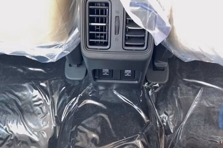 Tay nắm cửa mạ crôm bên trong, chìa khóa thông minh, lẫy chuyển số sau vô lăng, bảng đồng hồ kỹ thuật số 7 inch, cửa sổ trời, sạc điện thoại không dây, gương chiếu hậu chống chói tự động, đèn đọc sách/rèm che nắng ở ghế sau và hệ thống đèn viền nội thất