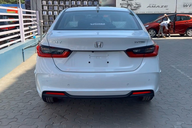 Là bản tiêu chuẩn nên Honda City SV 2023 chỉ được trang bị ở mức cơ bản như vô lăng chỉnh 4 hướng, tích hợp phím chức năng ở một bên...Bảng đồng hồ analog với màn hình nhỏ ở giữa