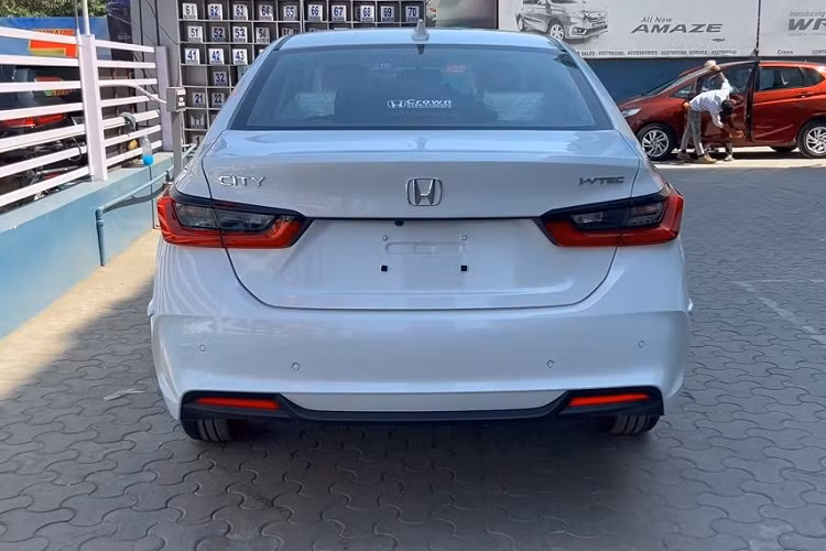 Là bản tiêu chuẩn nên Honda City SV 2023 chỉ được trang bị ở mức cơ bản như vô lăng chỉnh 4 hướng, tích hợp phím chức năng ở một bên...Bảng đồng hồ analog với màn hình nhỏ ở giữa