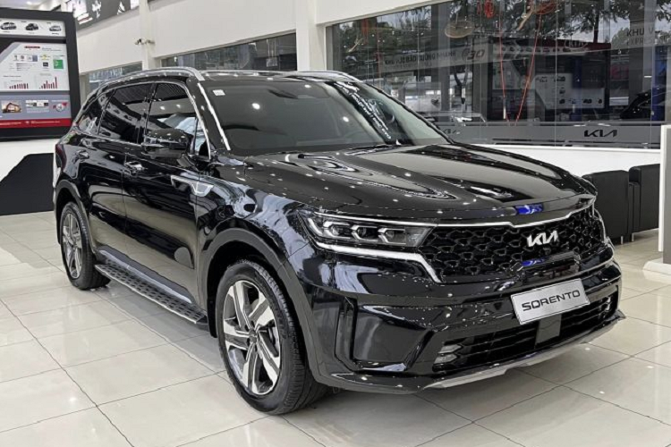 Theo đó, ngoại thất của xe Kia Sorento 2023 mới sẽ vẫn được giữ nguyên, những thay đổi chỉ được tinh chỉnh bên trong khoang cabin và một số trang bị an toàn.