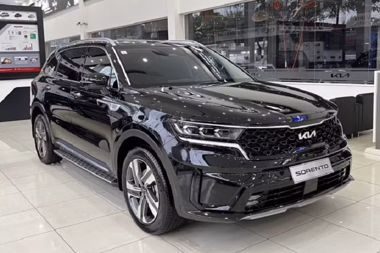 Theo đó, ngoại thất của xe Kia Sorento 2023 mới sẽ vẫn được giữ nguyên, những thay đổi chỉ được tinh chỉnh bên trong khoang cabin và một số trang bị an toàn.