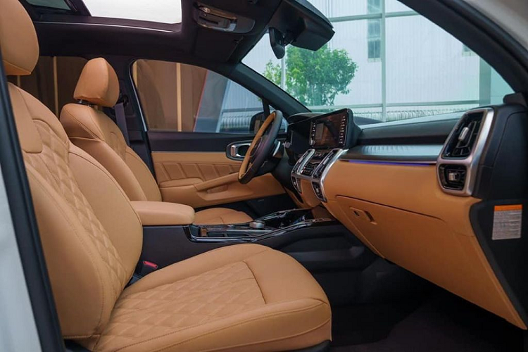 Ngoài ra, xe vẫn có các tiện ích khác như: cặp đôi màn hình 12,3 inch, âm thanh 12 loa Bose, sưởi cả 2 hàng ghế, sưởi vô-lăng, HUD, cửa sổ trời toàn cảnh, camera 360 độ… Về trang bị an toàn, Kia Sorento Signature được bổ sung thêm cảnh báo điểm mù và cảnh báo phương tiện cắt ngang phía sau giúp hỗ trợ người lái một cách an toàn, tiện nghi nhất.