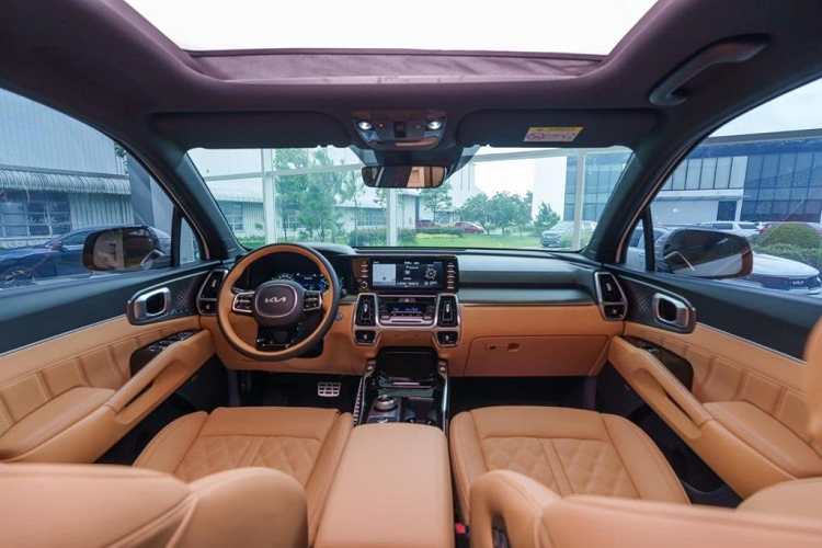 Mẫu xe SUV Kia Sorento 2023 còn được trang bị màu nội thất mới, phối 2 màu nâu - đen sang trọng, hiện đại. Cách phối màu trên vô lăng cũng khiến nhiều người liên tưởng đến các mẫu xe sang Bentley. Hàng ghế thứ hai của xe được tích hợp thêm tính năng sưởi.