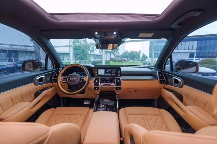 Mẫu xe SUV Kia Sorento 2023 còn được trang bị màu nội thất mới, phối 2 màu nâu - đen sang trọng, hiện đại. Cách phối màu trên vô lăng cũng khiến nhiều người liên tưởng đến các mẫu xe sang Bentley. Hàng ghế thứ hai của xe được tích hợp thêm tính năng sưởi.