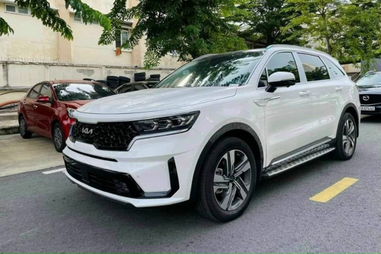 Giá xe Kia Sorento Signature 2023 dao động từ 1,259 - 1,339 tỷ đồng. Trong khi đó, giá phiên bản tiêu chuẩn Sorento Luxury là 1,159 tỷ đồng và bản cao cấp nhất Sorento Plug-in Hybrid là 1,699 tỷ đồng.