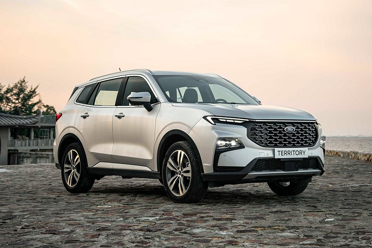 Theo thương hiệu Mỹ, ngôn ngữ thiết kế trên Territory hoàn toàn mới thể hiện dòng chảy sức mạnh dồi dào năng lượng. Territory được trang bị động cơ EcoBoost 1.5 lít, tương đương với động cơ 2.0 thông thường của Ford, sản sinh công suất 170 mã lực và mô-men xoắn cực đại 260 Nm.