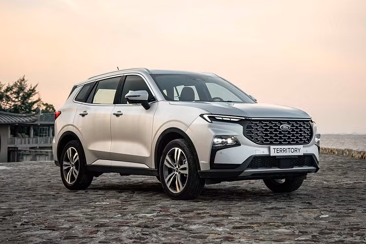 Theo thương hiệu Mỹ, ngôn ngữ thiết kế trên Territory hoàn toàn mới thể hiện dòng chảy sức mạnh dồi dào năng lượng. Territory được trang bị động cơ EcoBoost 1.5 lít, tương đương với động cơ 2.0 thông thường của Ford, sản sinh công suất 170 mã lực và mô-men xoắn cực đại 260 Nm.