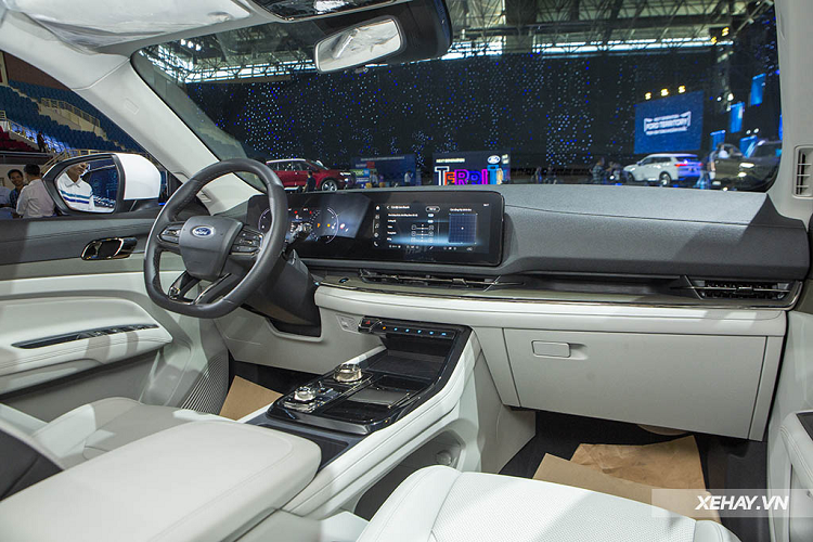 Riêng trong tháng 12/2022, Ford đã bàn giao 1.002 xe Territory đến tay khách hàng. Khác với các đàn anh Everest và Ranger; Ford Territory khoác lên mình diện mạo bắt mắt theo xu hướng trẻ trung, thời thượng rất phù hợp với đối tượng người dùng trẻ tuổi.