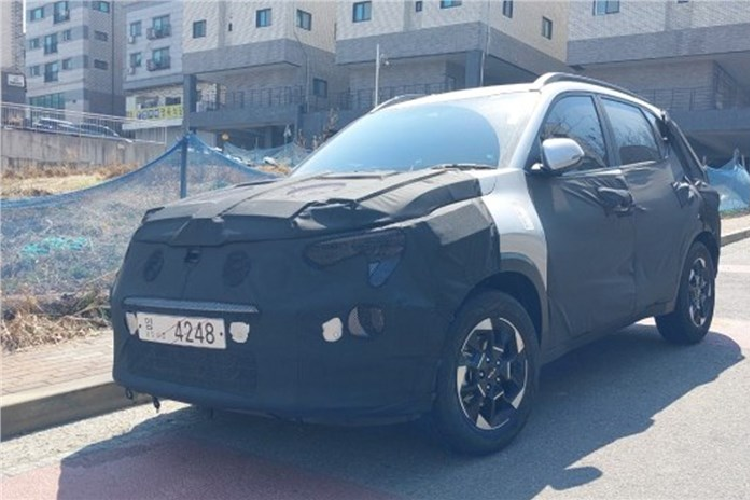 Bên cạnh trang bị an toàn, Kia Sonet 2024 còn được thay đổi cả về thiết kế ngoại thất. Những hình ảnh chụp trong thời gian qua cho thấy mẫu SUV hạng A này được bổ sung lưới tản nhiệt sơn màu đen bóng và cụm đèn pha mới với thiết kế sắc sảo hơn. Cụm đèn pha này có vẻ sẽ được bao quanh bằng dải đèn LED định vị ban ngày kéo dài xuống cản trước, lấy cảm hứng thiết kế từ bản đồ sao, tương tự các mẫu xe đời mới của Kia như Seltos, Morning và Sorento.