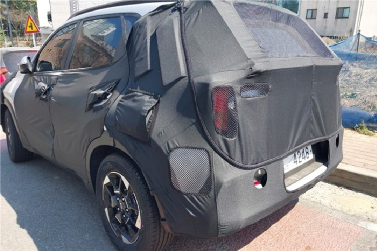 Đằng sau, Kia Sonet 2024 được bổ sung cụm đèn hậu LED hình chữ "L" mới. Có vẻ đèn hậu của mẫu SUV hạng A này cũng sẽ có thiết kế nằm vắt ngang cửa cốp, tương tự loại đang dùng cho Kia Seltos phiên bản nâng cấp. Vì là phiên bản nâng cấp giữa vòng đời nên mẫu xe này dự kiến sẽ giữ nguyên động cơ như cũ.