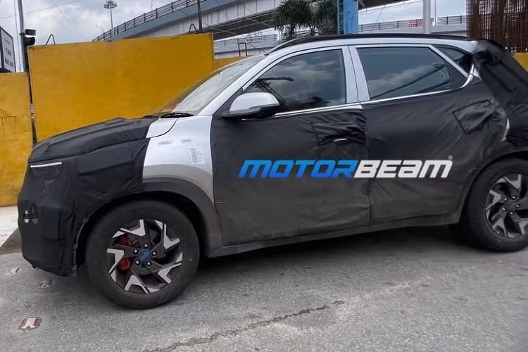  SUV Kia Sonet cỡ nhỏ lần đầu tiên trình làng ở thị trường Ấn Độ vào hồi tháng 8/2020. Do đó, đã đến lúc mẫu xe này chuẩn bị có thêm phiên bản nâng cấp giữa vòng đời. Trong thời gian qua, mẫu xe Hàn Quốc vẫn thường xuyên bị bắt gặp khi chạy thử trên đường phố. Tuy xe chạy thử được ngụy trang bên ngoài nhưng vẫn lộ một số chi tiết thiết kế và trang bị mới đáng chú ý.