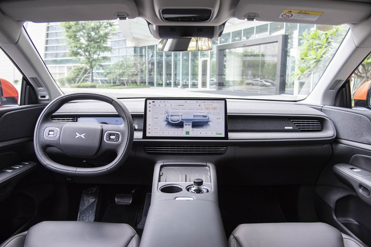 Lưới tản nhiệt hình kim cương được sử dụng dưới đầu xe, giúp tăng cảm giác chuyển động cho chiếc xe mới. Chiều dài, rộng và cao của xe Xpeng G6 lần lượt là 4753/1920/1650mm, chiều dài cơ sở 2890mm. Bên hông xe theo phong cách coupe tiêu chuẩn của SUV, mui fastback tạo hiệu ứng thị giác tốt.