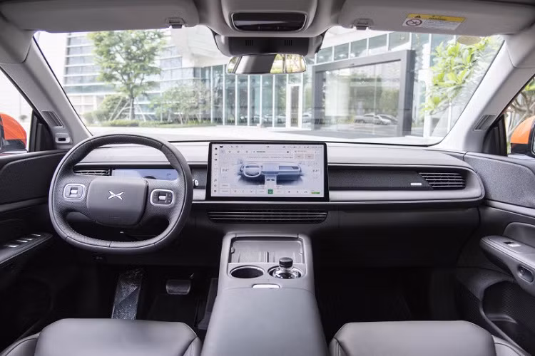 Lưới tản nhiệt hình kim cương được sử dụng dưới đầu xe, giúp tăng cảm giác chuyển động cho chiếc xe mới. Chiều dài, rộng và cao của xe Xpeng G6 lần lượt là 4753/1920/1650mm, chiều dài cơ sở 2890mm. Bên hông xe theo phong cách coupe tiêu chuẩn của SUV, mui fastback tạo hiệu ứng thị giác tốt.