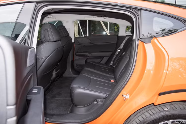 Xe cung cấp nhiều kiểu vành để lựa chọn, và kích thước lớn nhất có thể lên tới 20 inch. Ở phần đuôi xe, Xpeng G6 được trang bị cánh gió sau chỉnh điện, kiểu đèn hậu mỏng, như dải đèn trước.