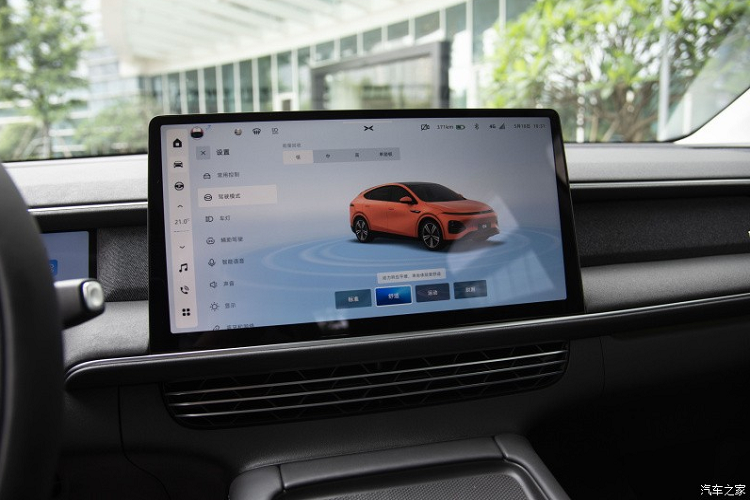 Ở bên trong xe, thiết kế của Xpeng G6 rất đơn giản, trang bị vô-lăng 5 chấu kép, tích hợp đồng hồ LCD cỡ nhỏ, phần điều khiển trung tâm sử dụng màn hình LCD 14,96 inch, tích hợp hầu hết các tính năng, giúp xe không có nút vật lý nào khác trên điều khiển trung tâm, nhờ đó, có thêm 2 chỗ sạc điện thoại và 2 cốc.