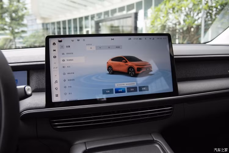 Ở bên trong xe, thiết kế của Xpeng G6 rất đơn giản, trang bị vô-lăng 5 chấu kép, tích hợp đồng hồ LCD cỡ nhỏ, phần điều khiển trung tâm sử dụng màn hình LCD 14,96 inch, tích hợp hầu hết các tính năng, giúp xe không có nút vật lý nào khác trên điều khiển trung tâm, nhờ đó, có thêm 2 chỗ sạc điện thoại và 2 cốc.