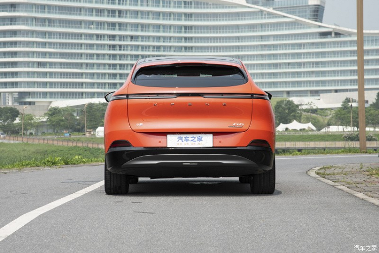 Về ngoại hình, mặt trước của Xpeng G6 có dải đèn LED chiếu sáng ban ngày kéo dài hết đầu xe, được đặt trên cao và ngăn cách nhau bởi logo của hãng, phía dưới là đèn pha tách rời, nằm trên hốc gió trước, nhờ đó, xe có mức độ nhận diện thương hiệu cao.