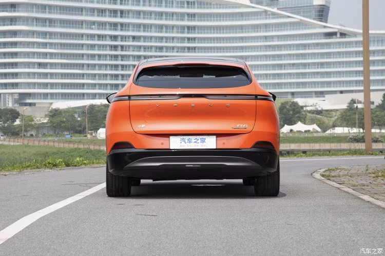 Về ngoại hình, mặt trước của Xpeng G6 có dải đèn LED chiếu sáng ban ngày kéo dài hết đầu xe, được đặt trên cao và ngăn cách nhau bởi logo của hãng, phía dưới là đèn pha tách rời, nằm trên hốc gió trước, nhờ đó, xe có mức độ nhận diện thương hiệu cao.