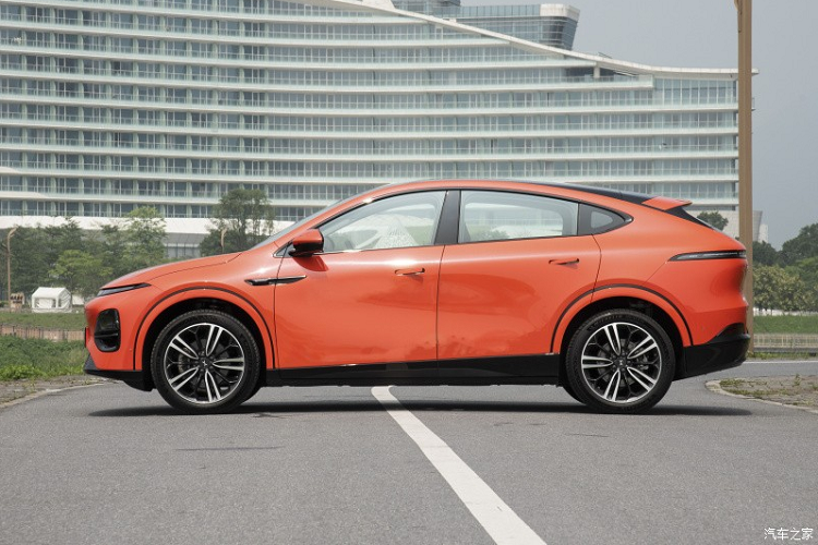 Việc chiếc xe SUV thể thao Xpeng G6 được mở bán tại Trung Quốc cũng tạo ra sự cạnh tranh thú vị hơn nữa cho gã khổng lồ Tesla với chiếc Model Y. Giá bán trước của Xpeng G6 thậm chí còn rẻ hơn tin đồn trước đó tận 78 triệu đồng.