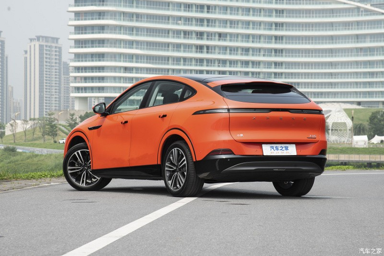 SUV điện cỡ trung Xpeng G6 từng được trưng bày tại triển lãm ô tô Thượng Hải 2023, và đã gây ấn tượng mạnh với khách tham quan nhờ thiết kế mạnh mẽ, được biết chiếc xe này xây dựng trên nền tảng thế hệ thứ hai của Xpeng, SEPA 2.0 và hỗ trợ sạc nhanh 800V. G6 cũng là chiếc xe EV đầu tiên chạy trên SEPA 2.0.