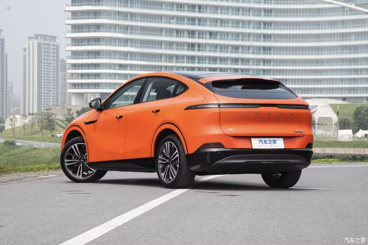 SUV điện cỡ trung Xpeng G6 từng được trưng bày tại triển lãm ô tô Thượng Hải 2023, và đã gây ấn tượng mạnh với khách tham quan nhờ thiết kế mạnh mẽ, được biết chiếc xe này xây dựng trên nền tảng thế hệ thứ hai của Xpeng, SEPA 2.0 và hỗ trợ sạc nhanh 800V. G6 cũng là chiếc xe EV đầu tiên chạy trên SEPA 2.0.