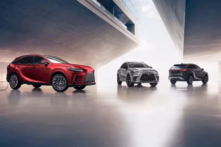 Lexus RX thế hệ mới hiện được phân phối tại Việt Nam với 4 phiên bản, gồm RX 350 Premium, RX 350 Luxury, RX 350 F Sport và RX 500h F Sport Performance có giá từ 3,43 - 4,94 tỷ đồng.