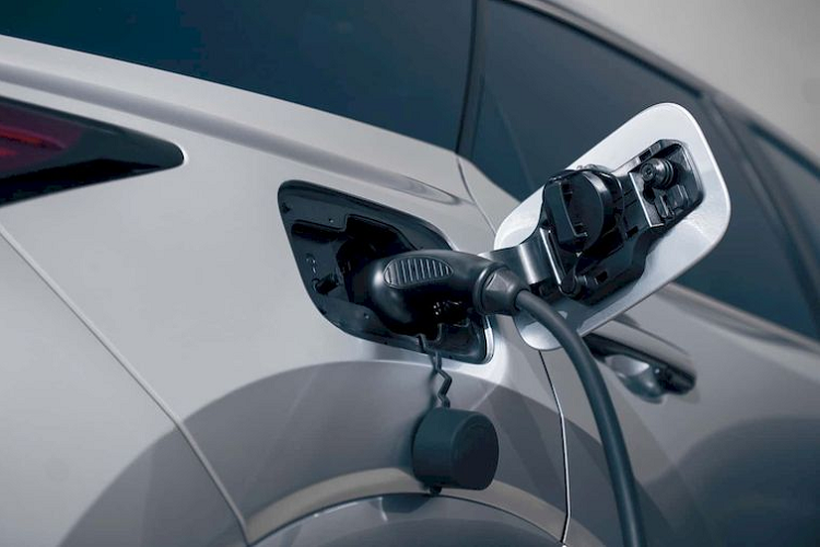 Thiết lập mô tơ điện trên mẫu xe SUV hạng sang Lexus RX 450h+ 2024 cho phép mẫu crossover dẫn động bốn bánh tạo ra công suất kết hợp 304 mã lực và tăng tốc từ 0 - 100 km/giờ trong khoảng 6,2 giây.